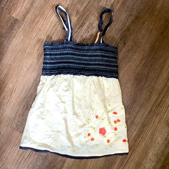 Twenty one top. Size small. Tank top. Super cute flower details. - Picture 2 of 7
